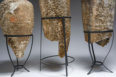 Trois amphores &agrave; huile en terre cuite, &eacute;poque romaine, 1er-3&egrave;me si&egrave;cle