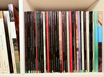 An interesting and extensive collection of auction catalogues on mainly European decorative art, 20th C.