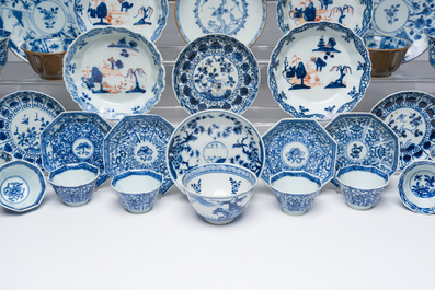 Belle collection de tasses et soucoupes en porcelaine de Chine bleu, blanc et de style Imari, Kangxi et post&eacute;rieur