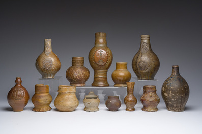 Collection vari&eacute;e de verseuses en gr&egrave;s, Belgique du Sud et Allemagne, 16&egrave;me si&egrave;cle et post&eacute;rieur