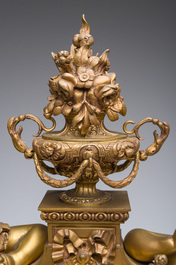 Garniture de chemin&eacute;e en trois pi&egrave;ces en bronze dor&eacute; &agrave; d&eacute;cor floral et de putti, France, 19&egrave;me/20&egrave;me si&egrave;cle