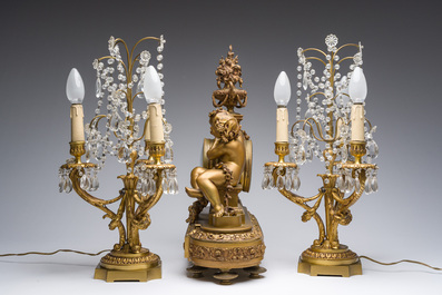 Garniture de chemin&eacute;e en trois pi&egrave;ces en bronze dor&eacute; &agrave; d&eacute;cor floral et de putti, France, 19&egrave;me/20&egrave;me si&egrave;cle