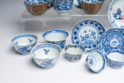 Belle collection de tasses et soucoupes en porcelaine de Chine bleu, blanc et de style Imari, Kangxi et post&eacute;rieur