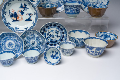 Belle collection de tasses et soucoupes en porcelaine de Chine bleu, blanc et de style Imari, Kangxi et post&eacute;rieur