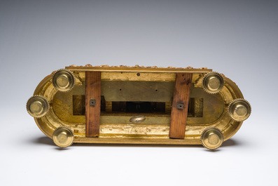 Garniture de chemin&eacute;e en trois pi&egrave;ces en bronze dor&eacute; &agrave; d&eacute;cor floral et de putti, France, 19&egrave;me/20&egrave;me si&egrave;cle