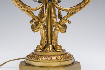 Garniture de chemin&eacute;e en trois pi&egrave;ces en bronze dor&eacute; &agrave; d&eacute;cor floral et de putti, France, 19&egrave;me/20&egrave;me si&egrave;cle