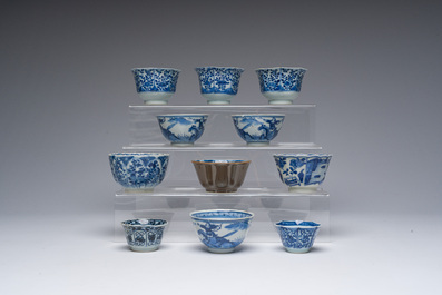 Belle collection de tasses et soucoupes en porcelaine de Chine bleu, blanc et de style Imari, Kangxi et post&eacute;rieur