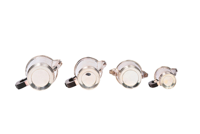 Service &agrave; caf&eacute; et &agrave; th&eacute; de quatre pi&egrave;ces en m&eacute;tal argent&eacute; aux montures en bois, France, 20&egrave;me si&egrave;cle