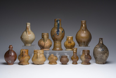 Collection vari&eacute;e de verseuses en gr&egrave;s, Belgique du Sud et Allemagne, 16&egrave;me si&egrave;cle et post&eacute;rieur