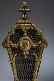 Deux &eacute;crans de chemin&eacute;e en bronze partiellement dor&eacute; dont un avec un panneau brod&eacute;, France, 19&egrave;me si&egrave;cle