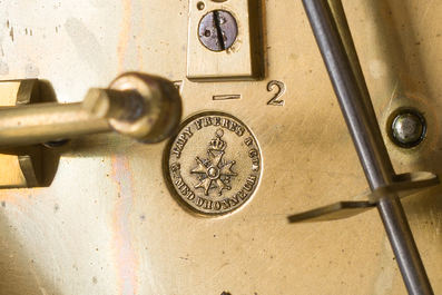 Garniture de chemin&eacute;e en trois pi&egrave;ces en bronze dor&eacute; &agrave; d&eacute;cor floral et de putti, France, 19&egrave;me/20&egrave;me si&egrave;cle