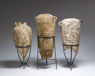 Trois amphores &agrave; huile en terre cuite, &eacute;poque romaine, 1er-3&egrave;me si&egrave;cle