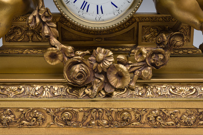 Garniture de chemin&eacute;e en trois pi&egrave;ces en bronze dor&eacute; &agrave; d&eacute;cor floral et de putti, France, 19&egrave;me/20&egrave;me si&egrave;cle
