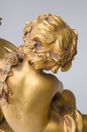 Garniture de chemin&eacute;e en trois pi&egrave;ces en bronze dor&eacute; &agrave; d&eacute;cor floral et de putti, France, 19&egrave;me/20&egrave;me si&egrave;cle