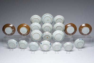 Belle collection de tasses et soucoupes en porcelaine de Chine bleu, blanc et de style Imari, Kangxi et post&eacute;rieur