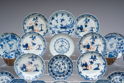 Belle collection de tasses et soucoupes en porcelaine de Chine bleu, blanc et de style Imari, Kangxi et post&eacute;rieur