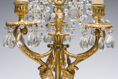 Garniture de chemin&eacute;e en trois pi&egrave;ces en bronze dor&eacute; &agrave; d&eacute;cor floral et de putti, France, 19&egrave;me/20&egrave;me si&egrave;cle