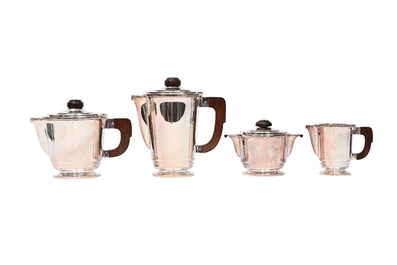 Service &agrave; caf&eacute; et &agrave; th&eacute; de quatre pi&egrave;ces en m&eacute;tal argent&eacute; aux montures en bois, France, 20&egrave;me si&egrave;cle