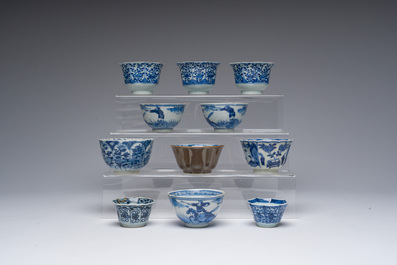 Belle collection de tasses et soucoupes en porcelaine de Chine bleu, blanc et de style Imari, Kangxi et post&eacute;rieur