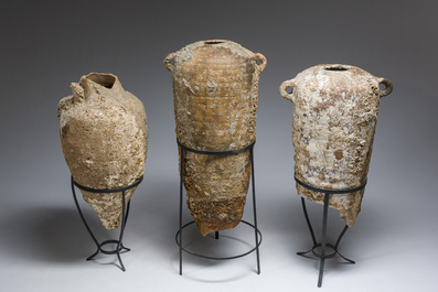 Trois amphores &agrave; huile en terre cuite, &eacute;poque romaine, 1er-3&egrave;me si&egrave;cle