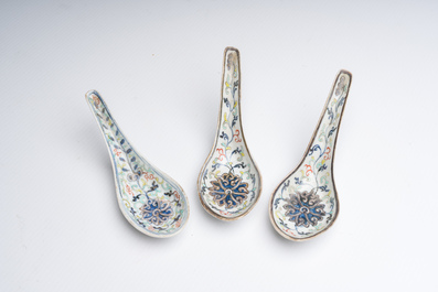 Collection vari&eacute;e en porcelaine de Chine famille rose et qianjiang cai, 19&egrave;me/20&egrave;me si&egrave;cle