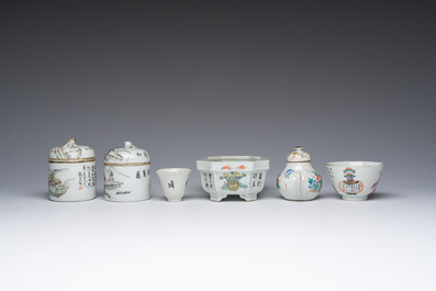 Collection vari&eacute;e en porcelaine de Chine famille rose et qianjiang cai, 19&egrave;me/20&egrave;me si&egrave;cle