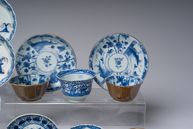 Belle collection de tasses et soucoupes en porcelaine de Chine bleu, blanc et de style Imari, Kangxi et post&eacute;rieur