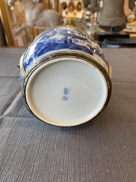 Une pipe &agrave; eau en porcelaine de Chine 'Bleu de Hue' pour le Vietnam, 19&egrave;me si&egrave;cle