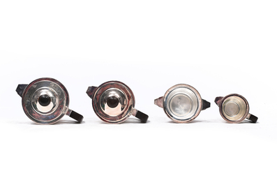 Service &agrave; caf&eacute; et &agrave; th&eacute; de quatre pi&egrave;ces en m&eacute;tal argent&eacute; aux montures en bois, France, 20&egrave;me si&egrave;cle