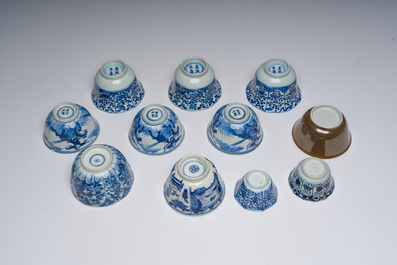 Belle collection de tasses et soucoupes en porcelaine de Chine bleu, blanc et de style Imari, Kangxi et post&eacute;rieur