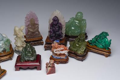Collection de 22 sculptures en pierre dure, dont du cristal, du jade, du quartz, de l'&oelig;il de tigre et de la turquoise, Chine, 19&egrave;me/20&egrave;me si&egrave;cle