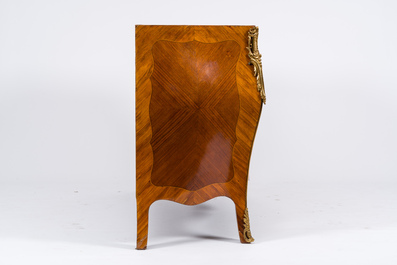 Commode courb&eacute;e en bois aux montures en bronze dor&eacute; et dessus en marbre, France, 19&egrave;me/20&egrave;me si&egrave;cle.