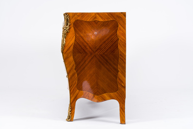 Commode courb&eacute;e en bois aux montures en bronze dor&eacute; et dessus en marbre, France, 19&egrave;me/20&egrave;me si&egrave;cle.
