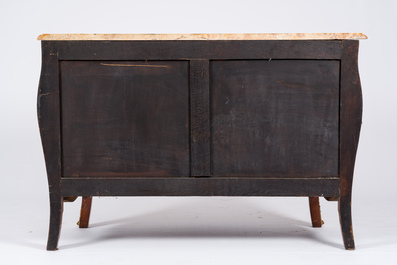 Commode courb&eacute;e en bois aux montures en bronze dor&eacute; et dessus en marbre, France, 19&egrave;me/20&egrave;me si&egrave;cle.