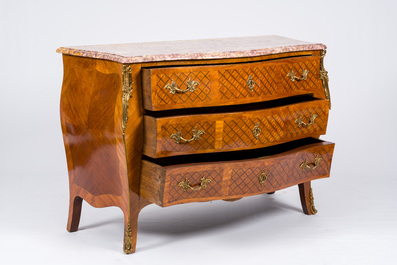 Commode courb&eacute;e en bois aux montures en bronze dor&eacute; et dessus en marbre, France, 19&egrave;me/20&egrave;me si&egrave;cle.