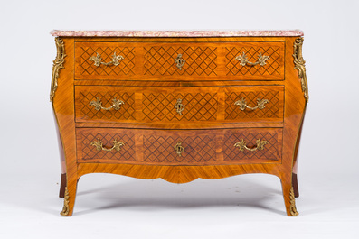Commode courb&eacute;e en bois aux montures en bronze dor&eacute; et dessus en marbre, France, 19&egrave;me/20&egrave;me si&egrave;cle.