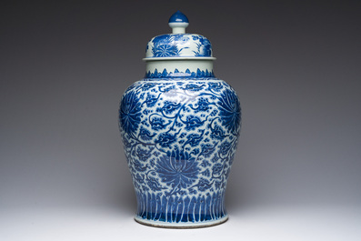 Vase couvert en porcelaine de Chine en bleu et blanc &agrave; d&eacute;cor de rinceaux de lotus, Kangxi