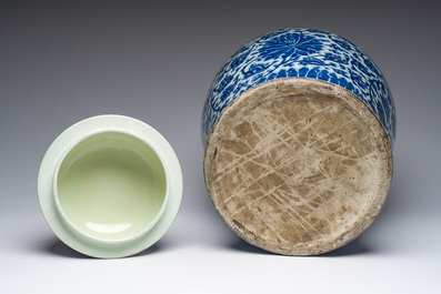 Vase couvert en porcelaine de Chine en bleu et blanc &agrave; d&eacute;cor de rinceaux de lotus, Kangxi