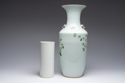 Un vase et un porte-chapeaux en porcelaine de Chine famille rose, 19&egrave;me/20&egrave;me si&egrave;cle