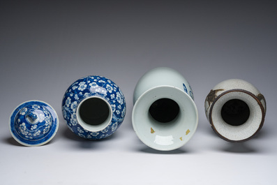 Un vase en porcelaine de Chine en bleu et blanc &agrave; d&eacute;cor de prunus, un &agrave; d&eacute;cor d'antiquit&eacute;s et un au dragon dit 'de Nankin', 19&egrave;me si&egrave;cle