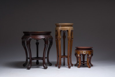 Trois socles en bois sculpt&eacute; aux dessus en &eacute;maux cloisonn&eacute;s, marbre et pierre de r&ecirc;ves, Chine, 20&egrave;me si&egrave;cle
