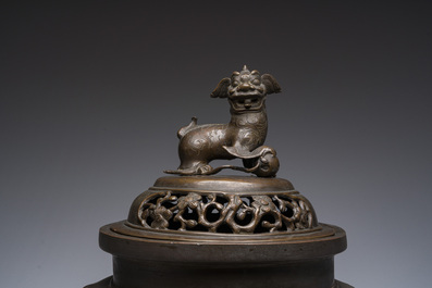 Important br&ucirc;le-parfum tripode &agrave; couvercle ajour&eacute; en bronze, Chine, 19&egrave;me si&egrave;cle