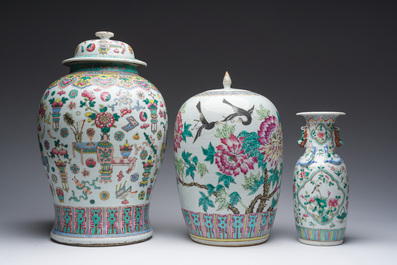 Deux pots couverts et un vase en porcelaine de Chine famille rose &agrave; d&eacute;cor floral et d'antiquit&eacute;s, 19&egrave;me/20&egrave;me si&egrave;cle
