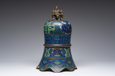 Gong en &eacute;maux cloisonn&eacute;s dans son support en bois sculpt&eacute;, Chine, 19&egrave;me/20&egrave;me si&egrave;cle