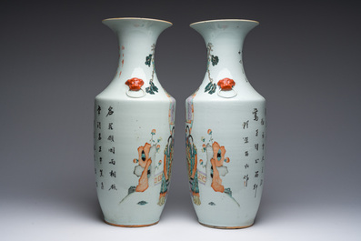 Paire de vases en porcelaine de Chine qianjiang cai &agrave; d&eacute;cor de dames et d'enfants sur une terrasse, 19&egrave;me/20&egrave;me si&egrave;cle