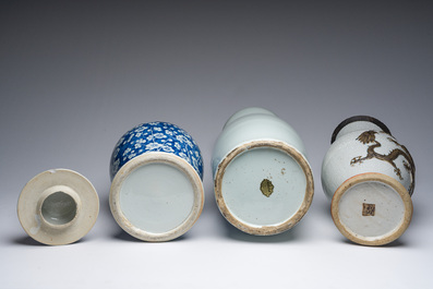 Un vase en porcelaine de Chine en bleu et blanc &agrave; d&eacute;cor de prunus, un &agrave; d&eacute;cor d'antiquit&eacute;s et un au dragon dit 'de Nankin', 19&egrave;me si&egrave;cle