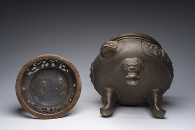 Important br&ucirc;le-parfum tripode &agrave; couvercle ajour&eacute; en bronze, Chine, 19&egrave;me si&egrave;cle