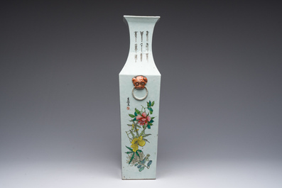 Vase rectangulaire en porcelaine de Chine qianjiang cai &agrave; d&eacute;cor de figures dans un paysage et d'oiseaux parmi des branches fleuries, 19&egrave;me si&egrave;cle