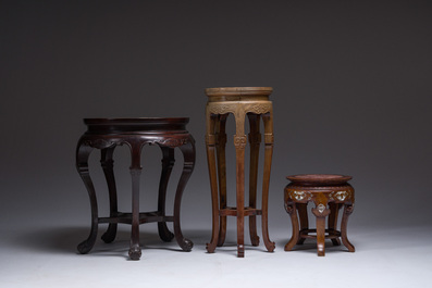 Trois socles en bois sculpt&eacute; aux dessus en &eacute;maux cloisonn&eacute;s, marbre et pierre de r&ecirc;ves, Chine, 20&egrave;me si&egrave;cle