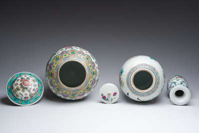 Deux pots couverts et un vase en porcelaine de Chine famille rose &agrave; d&eacute;cor floral et d'antiquit&eacute;s, 19&egrave;me/20&egrave;me si&egrave;cle